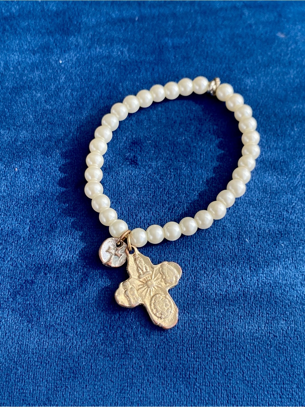 Elastic Pearl Bracelet with Cross Charm